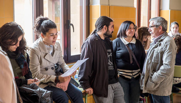 Imagen de un grupo de maestros ultiman el repaso antes de enfrentarse a las pruebas de la oposición de especialidades de magisterio. Fue el 18 de junio.
