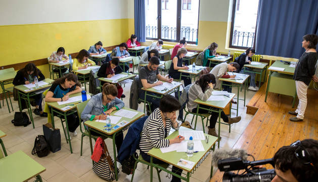 Un grupo de opositores a las especialidades de maestro realiza la prueba teórica en el instituto Plaza de la Cruz de Pamplona. Era el 18 de junio.