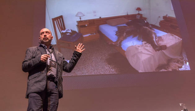 Imagen del inspector del Cuerpo Nacional de Policía Juan Enrique Soto, con la fotografía del caso de homicidio que hizo que el público resolviera.
