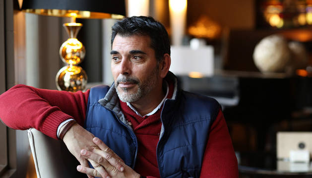 Víctor del Árbol, ayer, en el hotel Tres Reyes de Pamplona, antes de impartir su conferencia en el Baluarte.