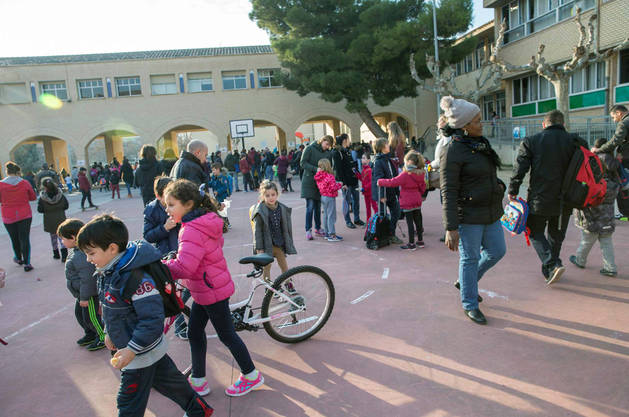 Niños y padres, ayer en el patio del colegio público Elvira España de Tudela.