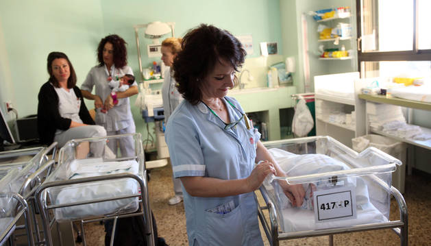 Una sanitaria atiende a un bebé recién nacido en la planta de maternidad del Hospital Reina Sofía.