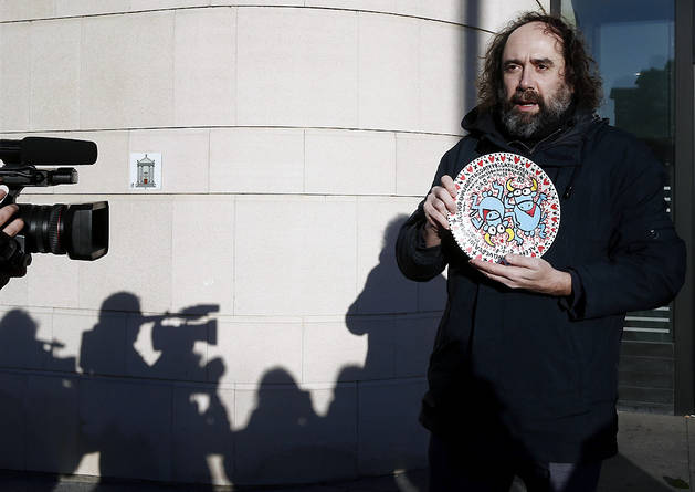 El dibujante y empresario Mikel Urmeneta, en el exterior del Palacio de Justicia de Navarra este jueves, donde el Juzgado de lo Mercantil 1 acoge una vista sobre derechos de autor tras la demanda de Kukuxumusu, dirigida ahora por Ricardo Bermejo, contra el fundador de la empresa, Urmeneta y cuatro exdibujantes, integrados ahora en Katuki Saguyaki.