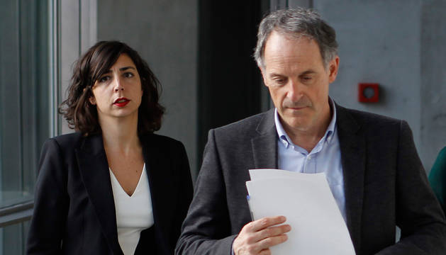 Laura Pérez (Podemos) y Adolfo Aráiz (EH Bildu), en los pasillos del Parlamento de Navarra.