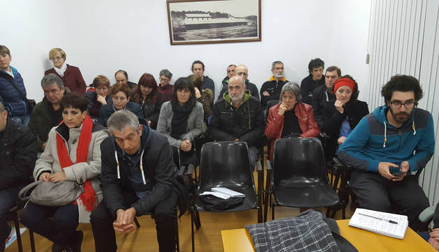 Familiares de los imputados por la agresión a los guardias civiles y sus novias siguieron el pleno de este miércoles.
