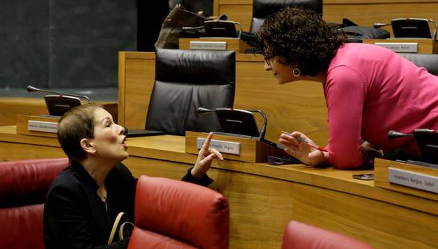 La presidenta Uxue Barkos conversa con la parlamentaria de Geroa Bai Isabel Aramburu en el pleno de ayer.