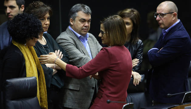 Chivite y parlamentarios del PSN, este jueves, en el Parlamento de Navarra