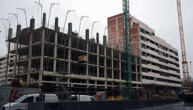 Viviendas en construcción en la plaza Leonor de Trastámara, en Iturrama Nuevo.