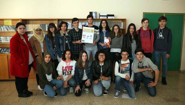 Un grupo de alumnos posa con la obra ganadora del I Premio de Novela organizado por el IES Benjamín de Tudela.
