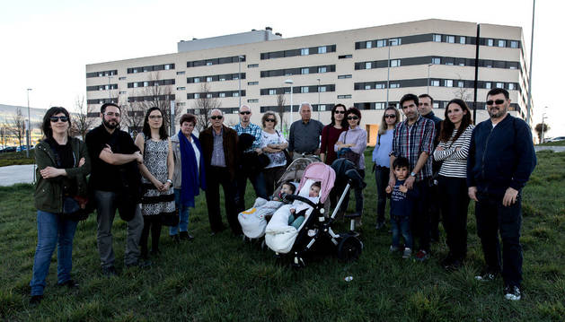 Un grupo de residentes de Ardoi de la asociación de vecinos en la parcela dotacional destinada a la escuela infantil de 0 a 3 años.