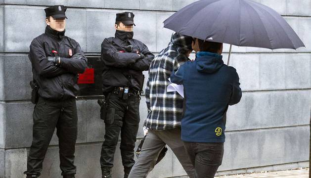 Imagen de uno de los dos jóvenes detenidos en Alsasua llegando a declarar al Palacio de Justicia de Navarra.