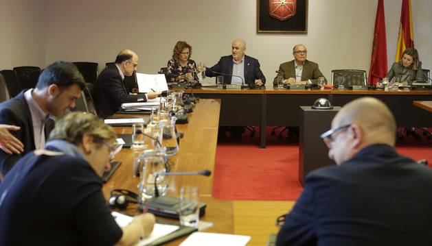 Imagen del parlamentario socialista Carlos Gimeno, en la comisión de Educación