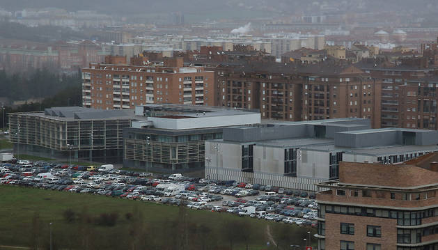 Vista aérea del parking de Mendebaldea, junto a la Biblioteca General de Navarra y al Conservatorio Pablo Sarasate.