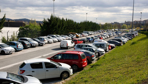 Imagen del parking de Trinitarios lleno de coches un día entre semana en la 'zona frontera' con San Juan.