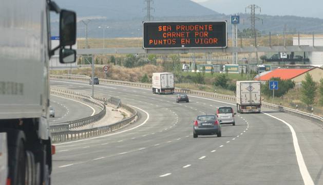 Imagen de una pantalla luminosa donde la DGT anunciaba la entrada en vigor del carné por puntos