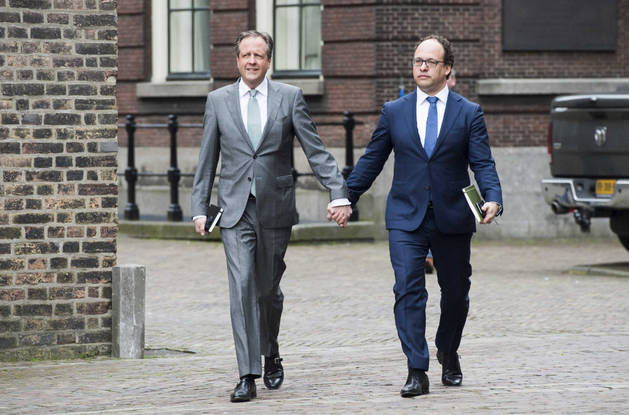 Dos altos cargos holandeses caminan de la mano como gesto en solidaridad con los dos hombres que fueron agredidos por cogerse de la mano en público.