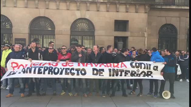 Policías protestan contra la ley del Gobierno de Navarra