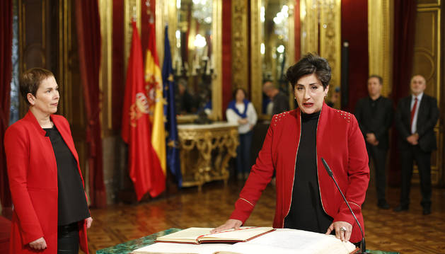 Solana promete su cargo como consejera ante la presidenta Barkos y con el dimitido Mendoza a su espalda.