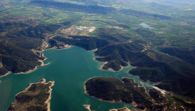 La infraestructura de regadío está transformando el paisaje. Así se ve desde el aire en su primera fase, de Itoiz a Pitillas.