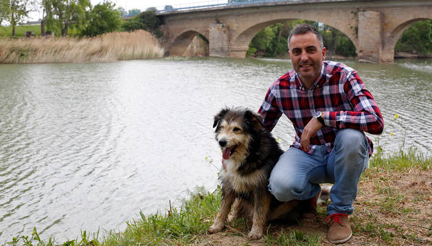 Imagen de Paul Ocáriz Induráin con su perro 'Pincho', junto al río Arga en Berbinzana.