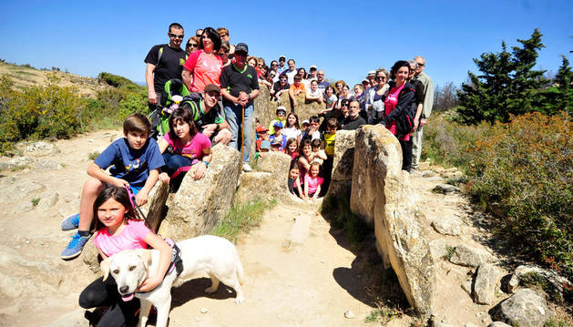 Imagen de los asistentes a la marcha del sábado junto al dolmen denominado Portillo de Enériz.