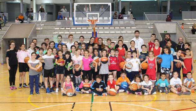 Imagen de los participantes del campus del CB oncineda con los monitores en la cancha del polideportivo municipal de Estella.