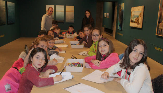 Imagen de los alumnos con los monitores del taller trabajando en la exposición Paisajes marinos.