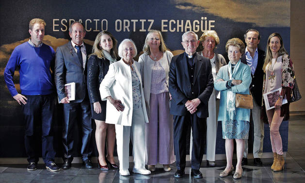 De izquierda a derecha:Javier Ortiz-Echagüe (nieto de José Ortiz Echagüe), José Seghers Ortiz-Echagüe (nieto), María Ángeles Aguilar (nieta política), Teresa Ortiz-Echagüe (hija), Teresa Seghers Ortiz-Echagüe (nieta), César Ortiz-Echagüe (hijo), María Cristina Cabanas (sobrina), Mery Rifé (sobrina política), Álvaro Ortiz-Echagüe (sobrino nieto) y Belén Tiagonce (sobrina nieta política), el sábado, en el Espacio Ortiz Echagüe del Museo Universidad de Navarra, en Pamplona.