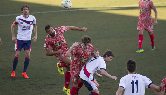 Eztieder cae después de intentar ganar el duelo aéreo ante dos jugadores visitantes. Carles se acabó llevando el balón.