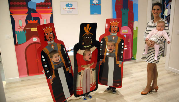 De izquierda a derecha, Gonzalo Díez Llorens, Santiago Díez Llorens y Pablo Lara Esandi junto a Cristina Esandi Fernández, con Julia Lara Esandi en brazos.