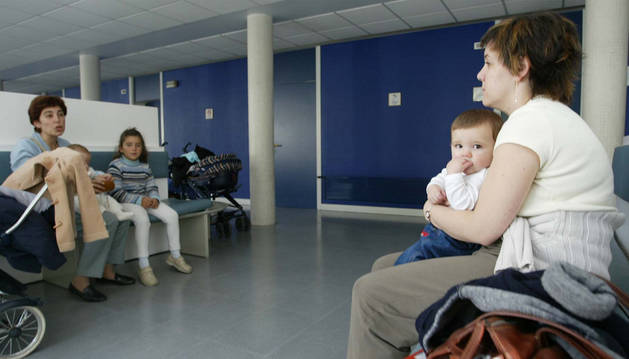 Imagen de un grupo de personas esperando su turno en la sala de espera del centro de salud de la Rochapea.