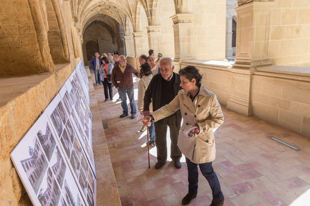 Imagen de visitantes al claustro el día de puertas abiertas para los vecinos de Fitero antes de su apertura al público.