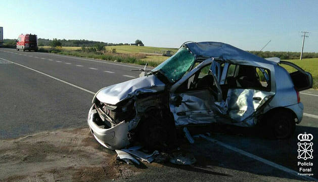 Colisión entre un vehículo y un camión en el cruce de Allo y Sesma