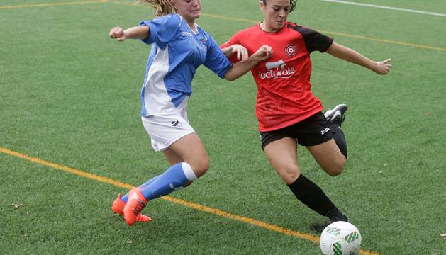 Alba Gil (Ardoi) y Naiara (Mulier) pelean por el balón en su encuentro de la primera vuelta.