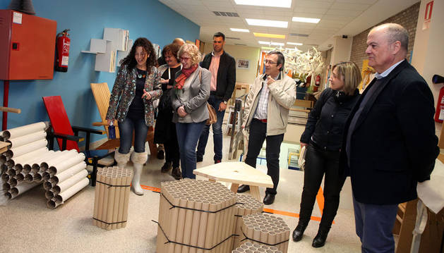 Foto de Maite Sáenz, a la izda., durante la visita de la Comisión de Educación a la Escuela de Arte de Corella.