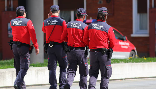 Foto de cuatro policías forales caminan en las inmediaciones del Palacio de Justicia.