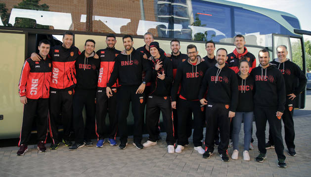 La plantilla del Kia Sakimóvil Basket Navarra viajó ayer a Granada para jugar los dos primeros encuentros del playoff.