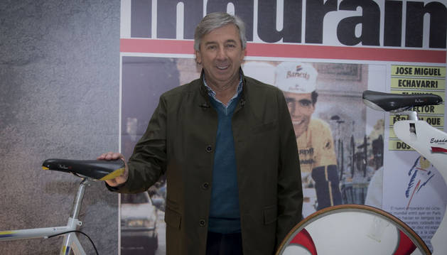 Eusebio Unzué, con dos PInarello -una de carretera y la Spada del Récord de la Hora- de Miguel Induráin, ayer por la mañana en el Museo del Deporte en Baluarte.