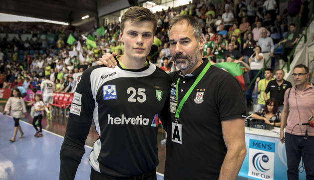 Tomas Svensson y Sergey Hernández posan juntos ya que el exguardameta del Portland San Antonio era íntimo amigo del padre de Sergey, José Luis Hernández.