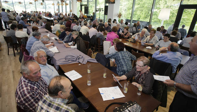 Aspecto que ofrecía ayer el restaurante de Dantxarinea. Sobre las mesas, el libro con casi 90 canciones tradicionales vascas.