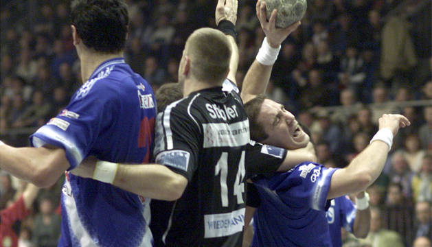 Foto de Alberto Martín, frenado por el Magdeburgo en el duelo que el San Antonio ganó en la pista germana en 2003.