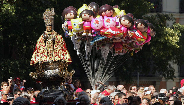 Un vendedor de globos, durante la procesión en honor a San Fermín, el 7 de julio de 2010.