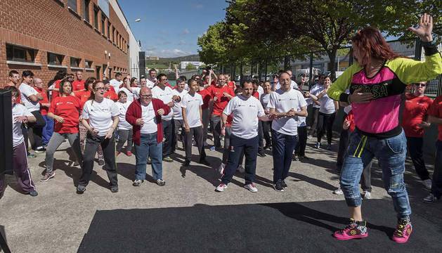 La profesora Itziar Valls Esparza sobre la plataforma ante quienes fueron sus fugaces alumnos de zumba durante una hora.