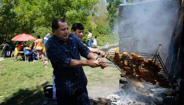 Imágenes de familias de distintas nacionalidades que se reúnen los fines de semana en este espacio.