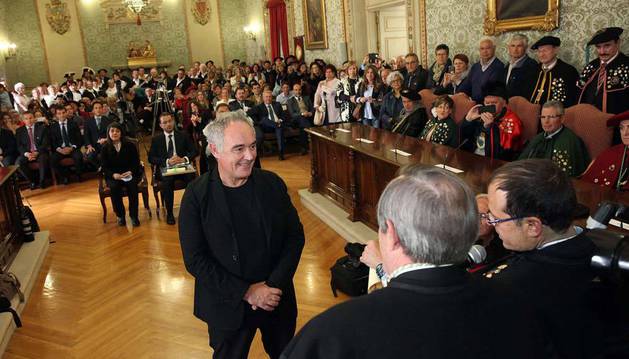 Ferran Adrià, ante los otros tres premiados, durante su nombramiento como Caballero de Honor de la Orden del Volatín.