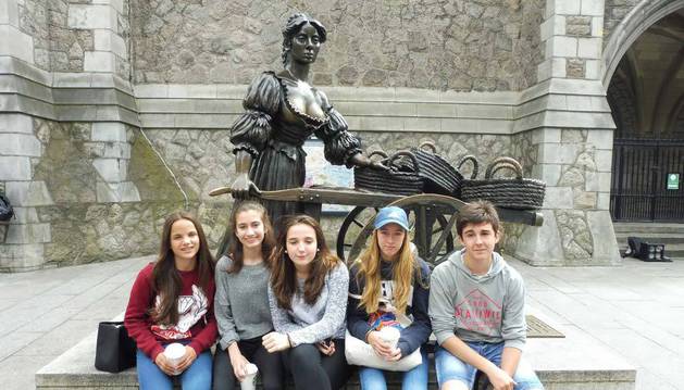 De izda a dcha: Saray Rosso, Irene Resano, Amaia Auza, Irene Cutillas y Mikel Iriarte, el verano pasado en Dublín, junto a la popular escultura de Molly Mallone (protagonista de un canción que hace referencia a una vendedora de pescado). Los navarros fueron a un curso de inglés de un mes en Blackrock, cerca de Dublín, organizado por Clen College IH.