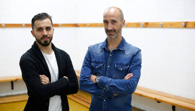 El referente en ataque del Magna Gurpea, el ala madrileño Rafa Usín, posa en el vestuario con el capitán del equipo, Javi Eseverri.