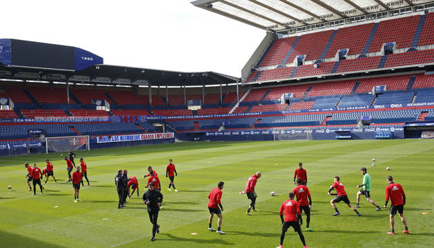 La plantilla de Osasuna se ejercita en el estadio del El Sadar; ayer por la mañana. En Graderío Sur hay una pancarta que dice: