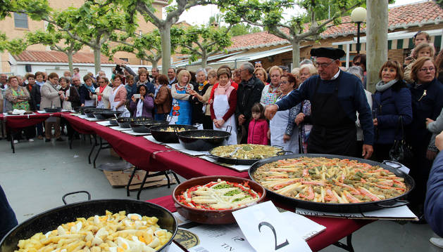Foto de los asistentes al Concurso de Guisos de Verduras contemplan las propuestas gastronómicas de los participantes.