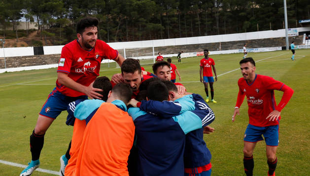 Foto de los jugadores de Osasuna Promesas celebran en el banquillo el gol anotado por Álex Sánchez en el minuto 91 que les daba la victoria en el Ciudad de Tudela.